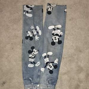 Ljusblå jeans med mussepiggtryck i strl 34 från bershka💙