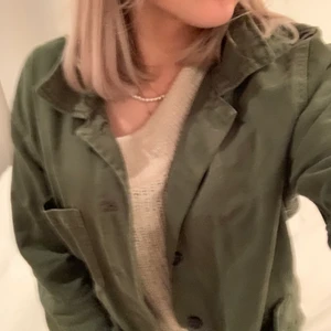 Grön jacka - Skit snyggg grön jacka storlek L men skulle säga mer M sitter skit snyggt  kommer tyvärr inte till användning längre, 170:-