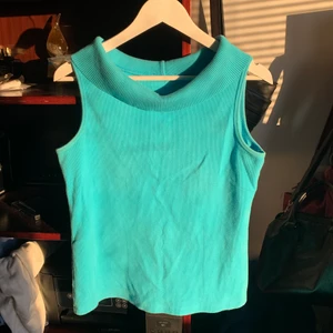 Topp - Superfin topp som är i bra skick, inga fläckar eller skador på den! Står inte någon storlek på toppen men skulle nog säga att den passar ca-M beroende på hur man vill att den ska sitta. Köparen står för fraktpriset!