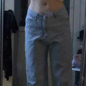 ☀️Fina byxor☀️ - Fina byxor endast använda 1 gång! De är super fina! Stolek M