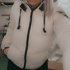 Vit dbrand jacka  - Säljer min fina vinterjacka pga ingen användning längre! Fint skick 💖 Köparen står för frakten 💖 jackan är nytvättad och ny tumlad. Obs!! Jackan är inte kritvit som de ser ut, skulle säga att den mer är åt off white hållet 