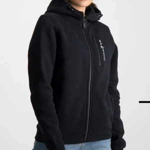 Sailracing hoodie  - Säljer min fina sailracing hoodie i storlek 160 sitter som S passar även xxs/xs. Inga tecken på slitage utan i ett fint skick💜💜(två första bilderna är lånade)