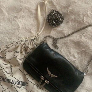 Zadig & Voltaire väska - ‼️Lägger upp igen pga oseriösa budare‼️ Säljer min fina Zadig väska. Skriv privat för fler bilder och info. Köp direkt för 1800. Startbud: 1000 kr