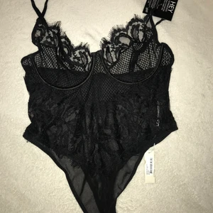 Lace body - Helt ny Lace body ifrån Nelly, aldrig använt prislapp och allt på. Råkade beställa två hem, sitter väldigt fint på kroppen. Framhäver kurvorna. Storlek 80 D. Original pris 299