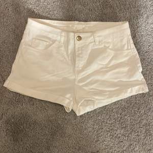 Säljer dessa vita shorts från hm. Använda fåtal gånger💕 Finns fickor fram och bak. Skriv för fler bilder😊 Köparen står för frakten🌸