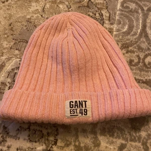 gant mössa  - den är rosa och L/xl jag köpte den för 500kr