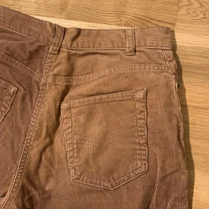 Bruna manschester byxor - Köpt på second hand, Används sällan, passar mig å jag är 160cm, kontakta om mer info!🥰 På lappen står Stay analys classic