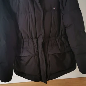 Lexington vinterjacka  - Svart vinterjacka inköpt förra vintern på Lexington. Går att justera i midjan och luvan kan plockas bort. Strl xl men passar även L. 