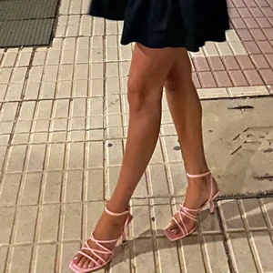 Klackar - Supersöta rosa klackar från stradivarius. Endast använfa 2 gånger, köparen står för frakt! Hör av er för fler frågor💗💗💗 (klackhöjd 8 cm)