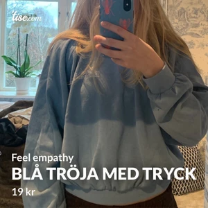 Blå tröja med text - Blå tröja använd ca. 2 gånger . Text feel empathy. Jättemysigt teddymaterial inuti. Mysig och snygg, lite kortare så därför väldigt snygg till lågmidjade byxor. Den är i storlek L men det är om man vill ha den riktigt kort, men jag är xs/s och den sitter väldigt snyggt så skulle säga att den är i s