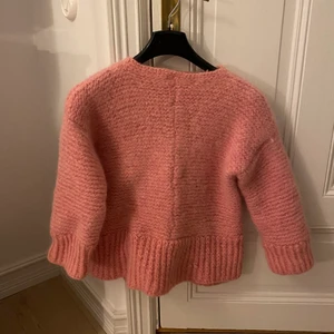 Stickad rosa tröja💓 - Jättesnygg rosa stickad tröja. Passar storlekar från xs till m❣️