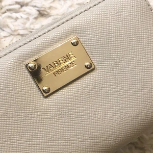 Vabene firenze  - Säljer den här snygga plånboken som köptes nyligen me då den inte kommer till användning.💗