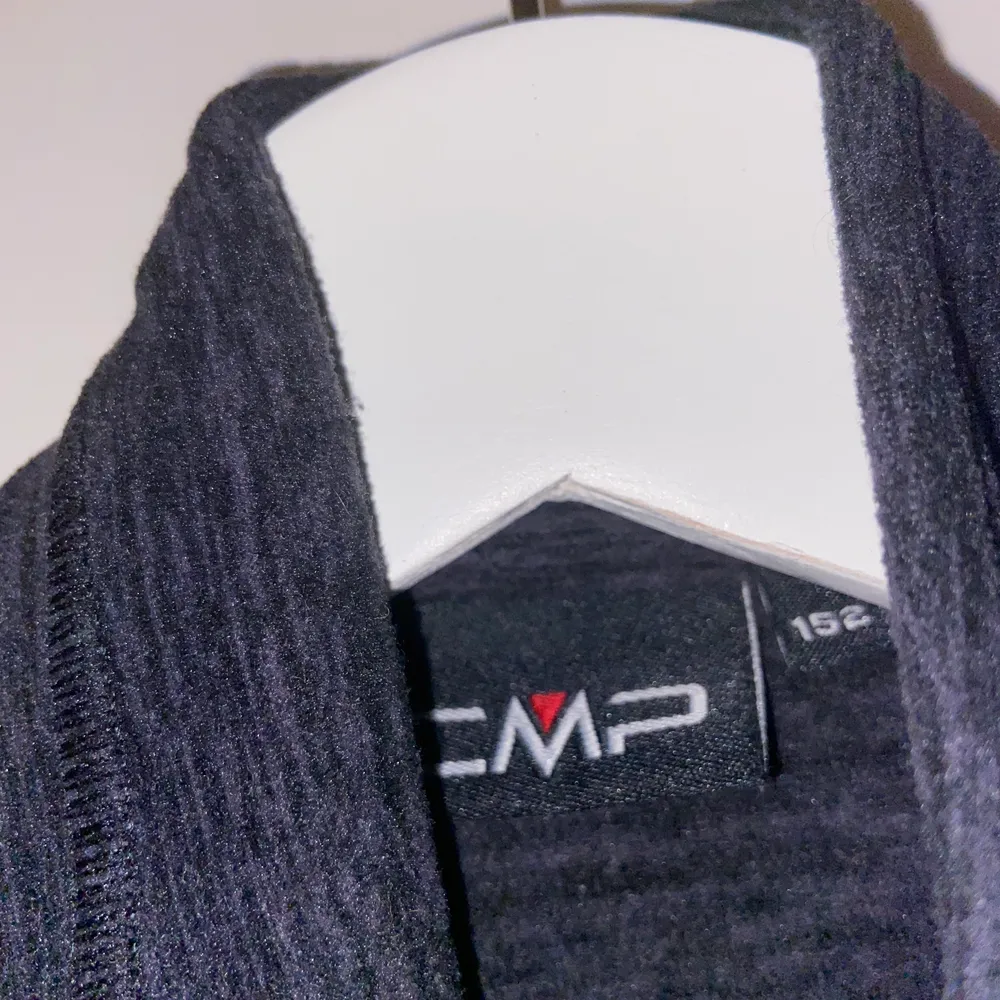 Flis tröja perfekt när det är kallt ute, själv har jag använt den till skidåkning, köpt för 400kr säljer för 50kr+ frakt. . Hoodies.