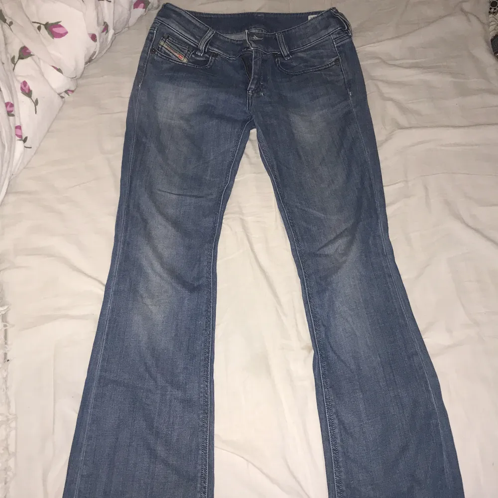 💙Lågmidjade jeans skit snygga men dock ganska korta är sj runt 158-160 och dom är lite för korta för mig. Strl 26 💙 ( pris kan diskuteras) . Jeans & Byxor.