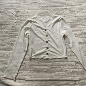 Tröja  - Säljer min fina tröja eller blus i stl xs från hm. Den är i nyskick och är superfin att ha på sommaren! Hör av er vid fler frågor🤍GRATIS FRAKT 