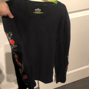 Långärmad tröja med blommor på ärmarna  - Skönt material, bra skick 