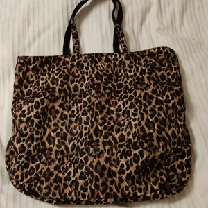 Väska  - Victoria's secret väska 💕 tror inte den går att köpa längre ☺️ köpte den för några år sedan men nästan aldrig använd ❤️ Jättefin men passar inte min stil längre tyvärr :/ den har ett fack inuti där man kan lägga lite mindre saker 🥰