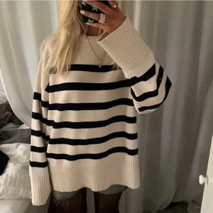 Randig tröja - Säljer nu min HELT oanvända randiga tröja från Zara! Köptes för 399kr och är slutsåld överallt. Prislappen är även kvar.  (Lånad bild)❤️‍🔥