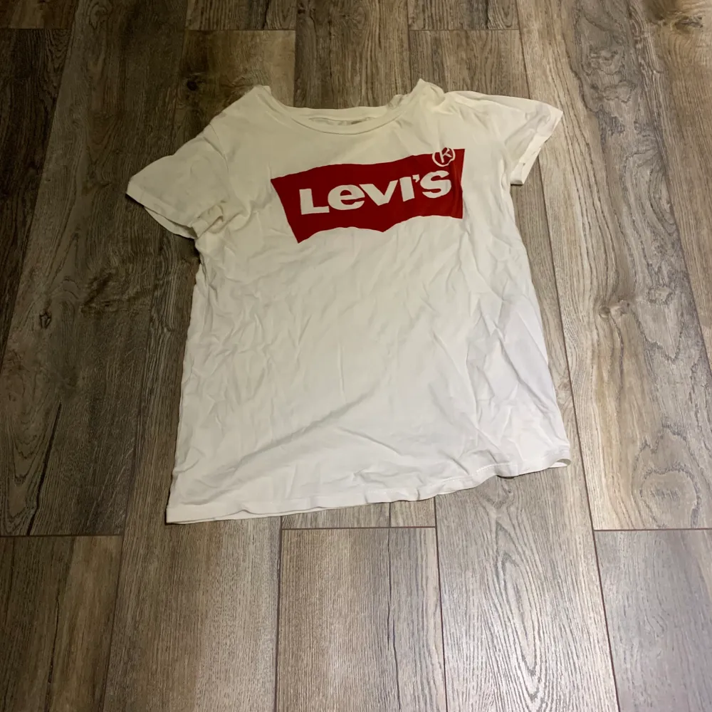 Säljer denna t-shirt från Levis i storlek XS, kan mötas upp och frakta men köparen får själv stå för fraktkostnaden! 🤍 (Endast seriösa köpare!) . T-shirts.