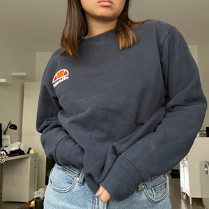 Ellesse marinblå sweatshirt  - Ellesse marinblå sweatshirt Stl M. Nyskick och absolut inte urtvättad eller liknande! Mitten bilden visar färgen bäst! Nypris 699 kr på zalando. Säljes för 200kr eller bud. Vid många intresserade blir det budgivning. 