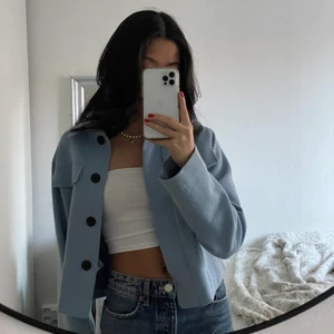 Kappa - Intressekoll på min jättefina kappa från monki har för många jackor så denna kommer inte till användning!🤍🌟