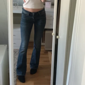 Crocker jeans - Intressekoll på dessa jättefina lågmidjade jeans från crocker! De passar bra på mig som är 172 cm, och de är bekväma att ha på sig. Modellen heter boot cut, skriv till mig för fler bilder!💗 