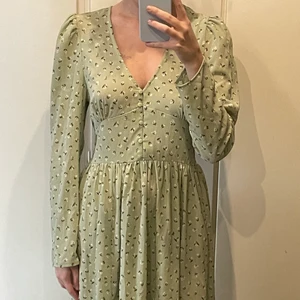 Klänning  - En skönhet från monki! Tanken var att sy om men det orkade jag inte, i med att den inte är min storlek. Storlek 38 och skulle säga att den kanske är lite stor i storleken, så en 40 skulle nog kunna ha den också! Om ingen är intresserad kan jag gå ner i pris annars buda:) (Frakt ingår ej)