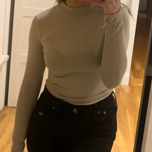 Beige polotröja - Beige polotröja ifrån Gina i XS