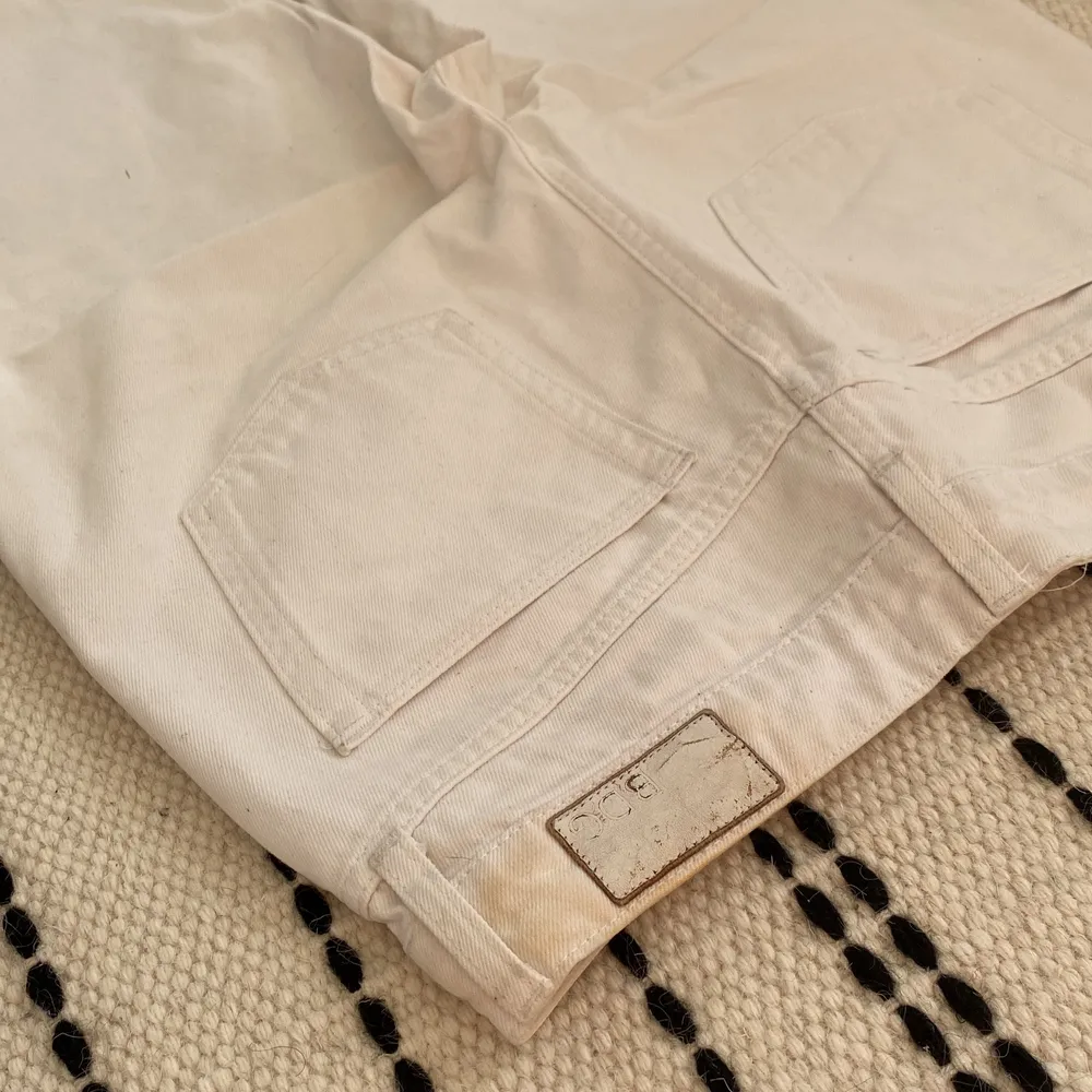 Vita jeans från BDG i modellen Ali. När jag tvättade dem första gången så färgade lappen ut sig som på sista bilden. Annars är de i nyskick!. Jeans & Byxor.