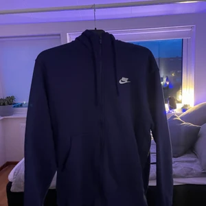 Helt ny Nike zip hoodie - Säljer min Nike zip hoodie. Endast använd 2 gånger. Storlek m. 