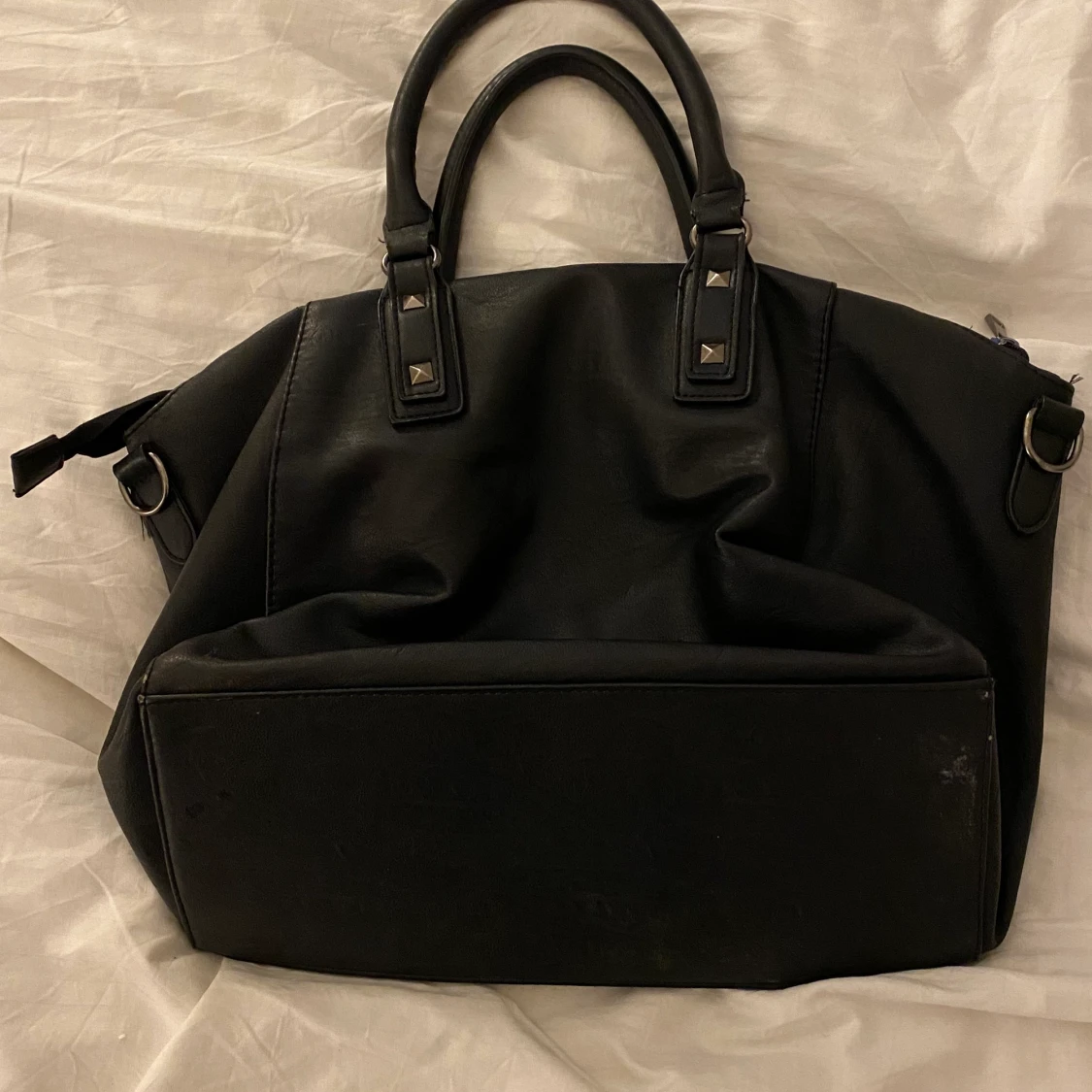 Svart väska med nitar - 90