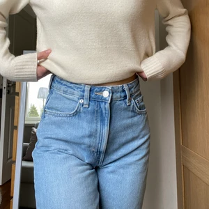 Weekday voyage jeans - Säljer riktigt snygga voyage jeans från Weekday pga fel storlek!! Sparsamt använda i mycket fint skick.  Fin passform i storlek 26/30! Perfekt längd för mig som 169cm men passar även snyggt för både kortare och längre då de är lite långa!! Hör av er om ni vill ha mått!  Köpta för 500kr och säljer från 200 eller köp nu 300kr + frakt! :) 