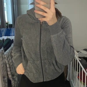 Hoodie med dragkedja i storlek M - Grå kofta från Cubus i storlek M. Superskönt och supersnygg. Använd några gånger men är i bra skick.