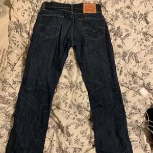 Levis jeans 505  - Fina mörkblå Levis jeans, för små för mig därför säljer jag dem. STRL: W28, L32, köpte står för frakten om vi ej möts upp
