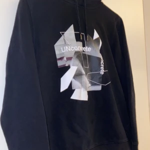 Hoddie med tryck  - En svart hoddie från H&M. I nyskick men använd några gånger. 100kr + 90kr frakt