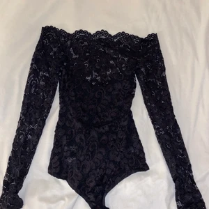 Body - Svart spets body från Nelly i storlek XS, använd en gång. Köparen står för fraktkostnaden. 