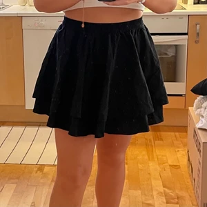 Svart volangkjol - En helt ny svart volangkjol från Weekday. Superfin och som sagt aldrig använd! Storlek 38💜 100kr + frakt