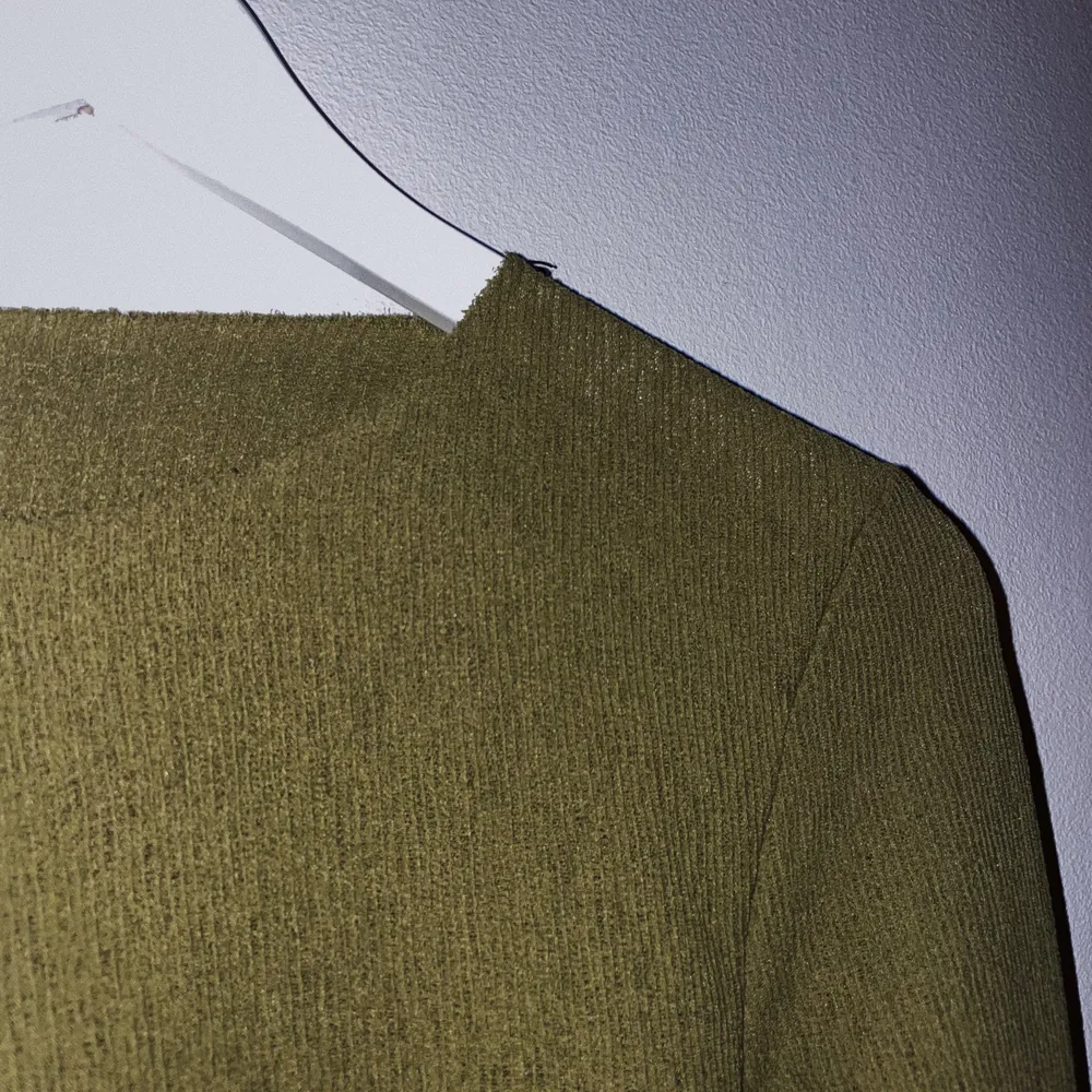 En mörk grön blus/långarmad tröja från A -Dsgn i storlek M. Väldigt tight material så har aldrig kommit till andvänding. Men otroligt snygg och passar till allt! Tar swish och köparen står för frakten❤️. Toppar.