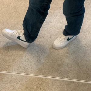 Nike air force - Nike air force som är sååå himla snygga och passar till allt med en mörkgrön färg på Nike märket 😩storlek 37,5 men passa mig som har 38 🤩köpta på Zalando för 899 