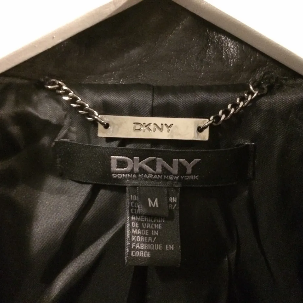 Vet ej stilen på kappan, men det är en fin  vintage DKNY Skinnkappa som kan knäppas åt bägge håll. STRL-M. & Längden är 100cm. Jackor.