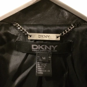 DKNY Trench Kappa i äkta skinn! - Vet ej stilen på kappan, men det är en fin  vintage DKNY Skinnkappa som kan knäppas åt bägge håll. STRL-M. & Längden är 100cm