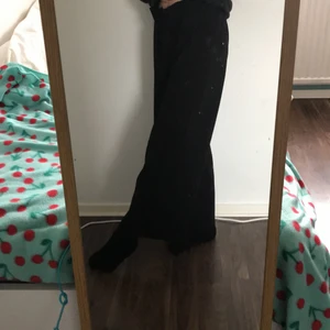 Byxor - Vida byxor i kostymmaterial. Från Sisters Point i storlek M. Har några fläckar på sig (skriv privat för bilder på de) vilket borde gå bort med fläckborttagningsmedel.