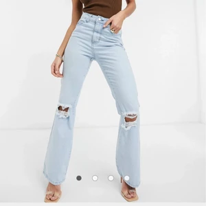 helt oanvända raka jeans från asos - Köpte dessa online men dem va för små och jag brukar ha 38 men skulle säga dem va 34/36 fast lite mer 36 jag är 169 å dem va ganska bra i längden men jag föredrar lite längre men dem går ner till skorna iaf, testat dem 1 gång inget mer ord pris 449kr