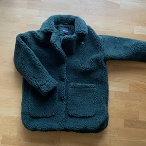 Grön Teddyjacka - Mörkgrön teddyjacka från monki i storlek S. Nyskick använd fåtal gånger! 💚