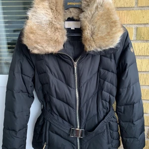 Michael Kors jacka storlek M - Jättefin Michael Kors jacka i storlek M. Som ny. Använd fåtal gånger. Avtagbar huva och avtagbar fuskpälskrage. 