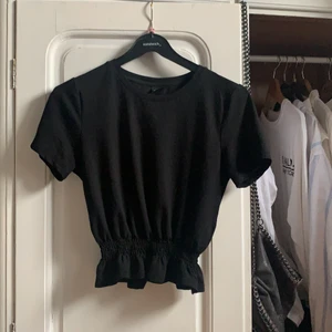 Topp - Fin topp från Gina. Använd några gånger! Pris 100kr plus frakt💖