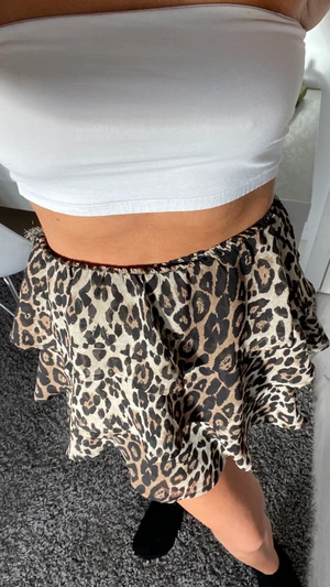 Leopard Kjol  - De har varit en klänning från början som jag sedan klippte av som ni kan se på sista bilden, man kan sy de så de ser bättre ut men jag brukar bara vika ner de fula som ni kan se på de första bilderna och de funkar utmärkt 