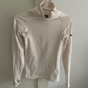 Nike träningströja - Träningströja ifrån Nike. Knappt använd, strl xs men passar också en strl s