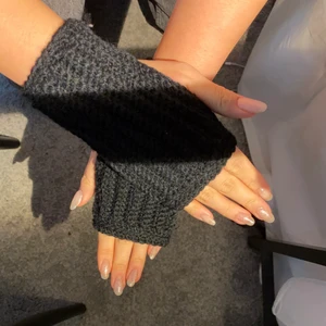 Svarta torgvantar - Superfina trendiga torgvantar i 100% ull. Säljs då jag har väldigt många. Pris + frakt💕⚡️