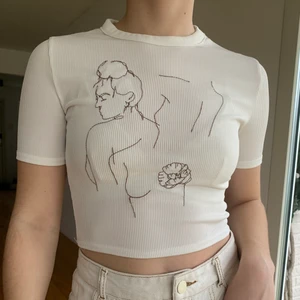 Topp  - En söt topp från prettylittlethings med broderat tryck på framsidan. Jag säljer den för 50kr eftersom den knappt kommit till användning. Köparen står för frakt💝